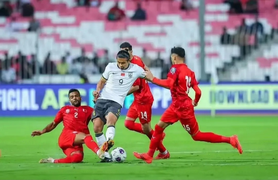 莱万多夫斯基在SKT比赛中反败为胜，出色防守引发热议！