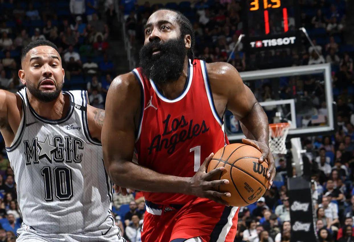 哈登重返赛场，反败为胜首场状态出色，FPX观众沸腾！